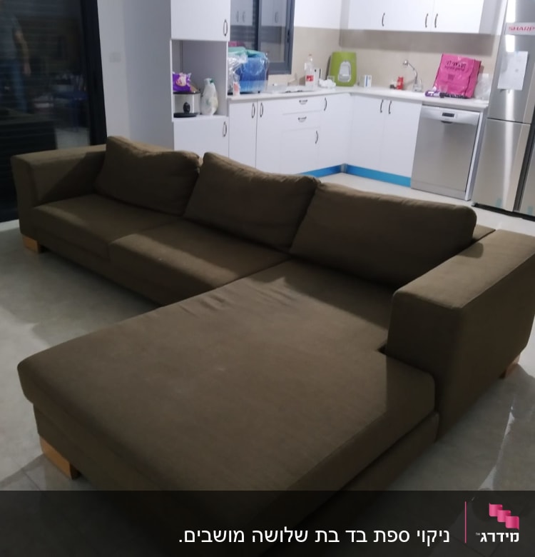 ספה חומה גדולה בחדר מגורים עם מטבח